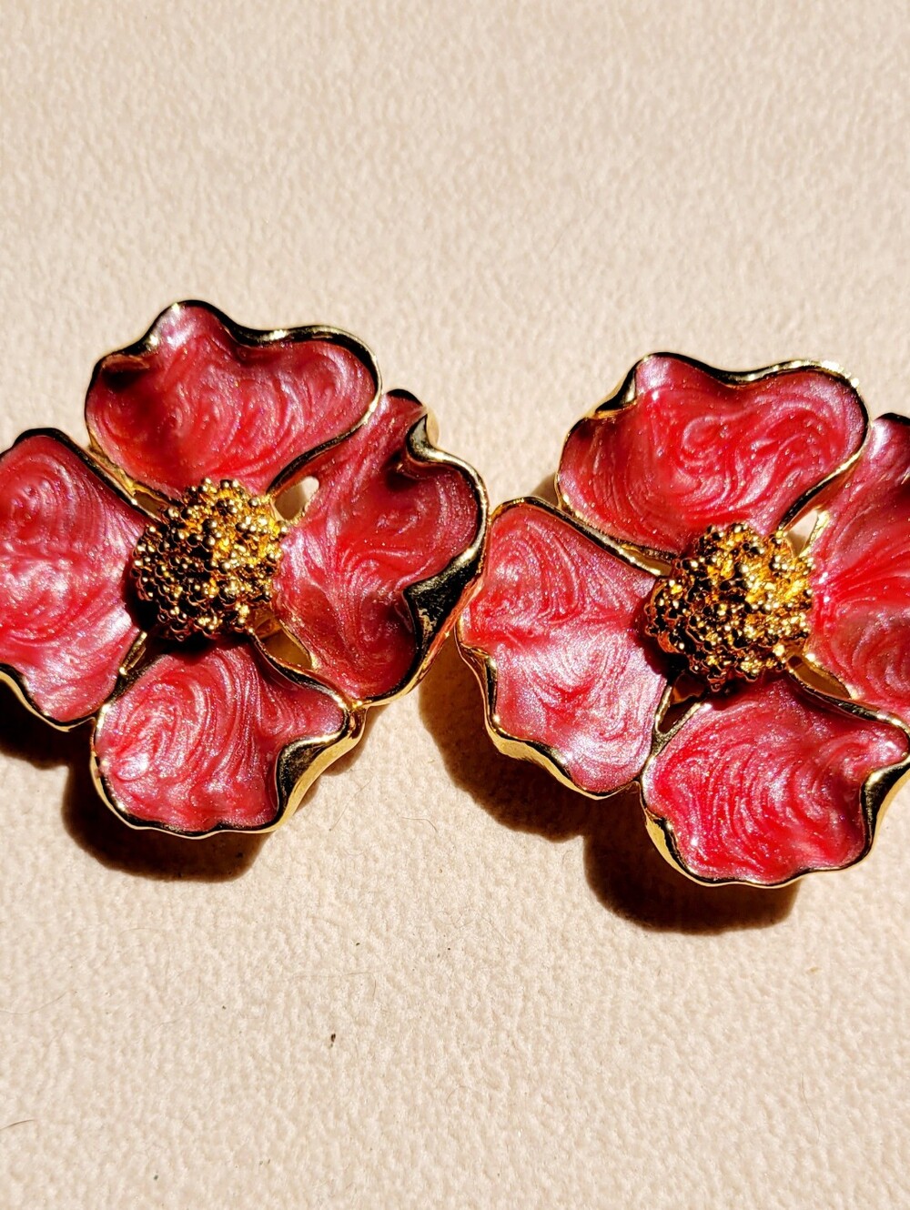 Vintage 80s Enamel Clip On Earring